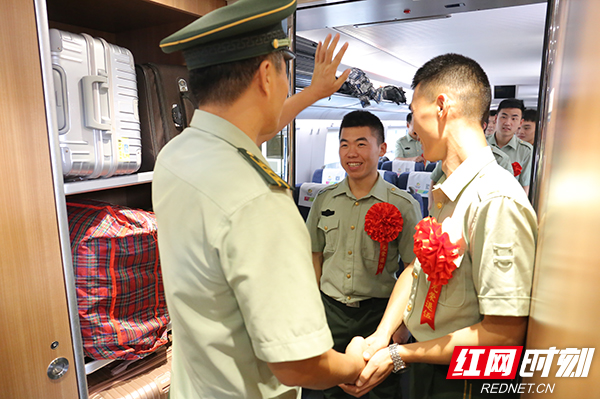张森)9月1日,武警怀化支队的退伍老兵卸下警衔,摘下臂章,为自己的军旅