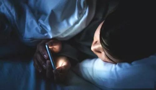 人民日报曝光!30岁女子视网膜脱落,熬夜煲剧惹的祸