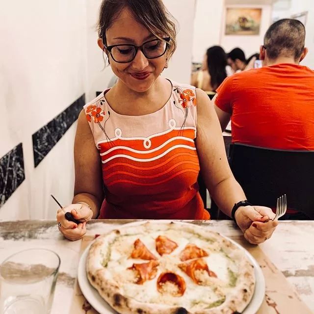 大多数人并不能在迈入店门的时刻刚好赶上披萨的出炉,但是变凉的披萨