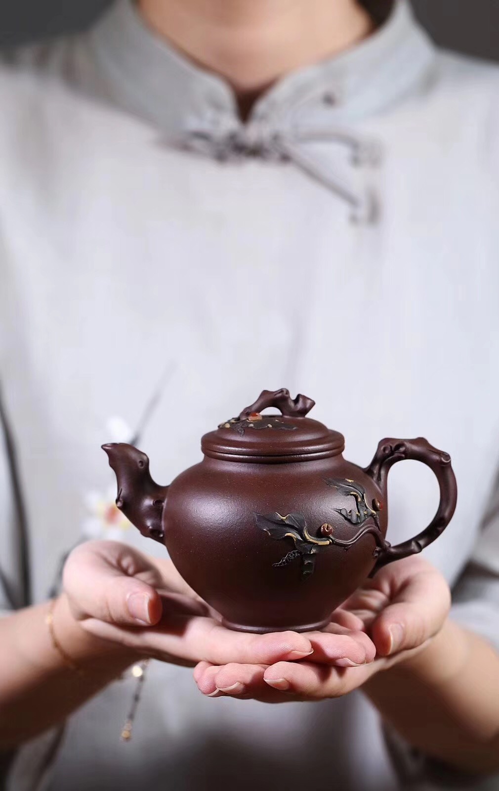 精工作品寿桃报春紫砂壶