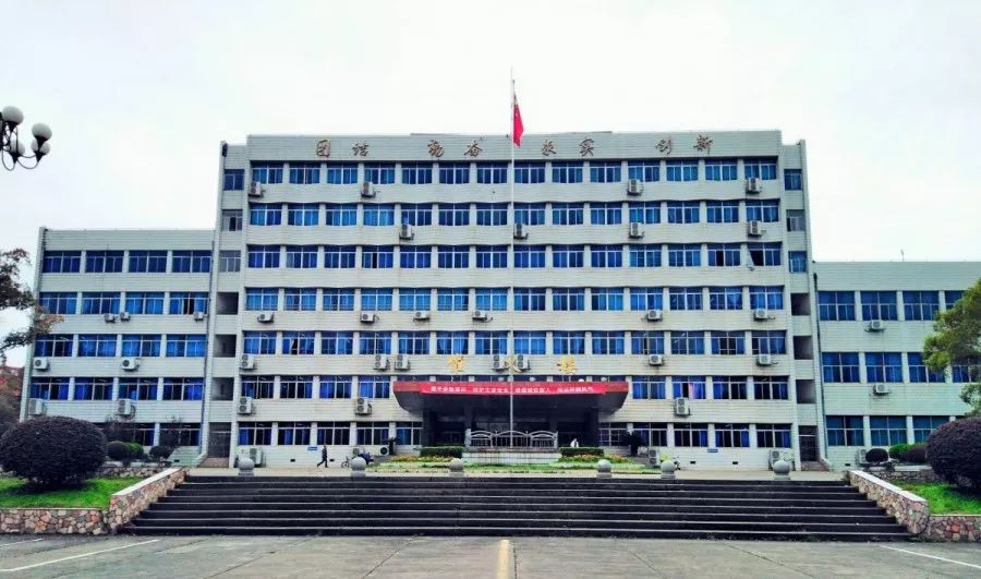 五教先髕楼和东区e教其中一教惟义楼是我校著名的"考研楼"南区有五教