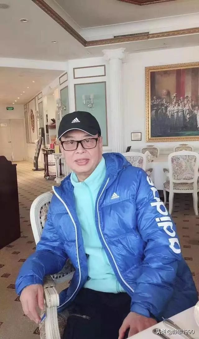 因为他父亲谢天顺辈分就高,是宝字辈的相声艺人,师承相声大师郭荣启.