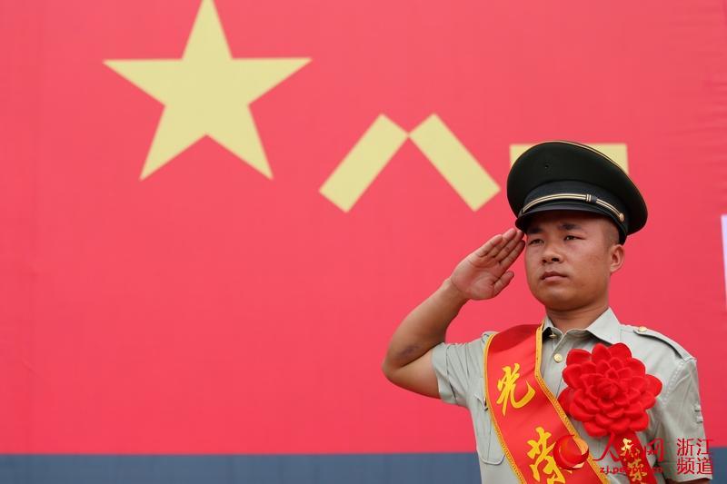 含泪卸衔武警丽水支队退伍老兵向军旗告别