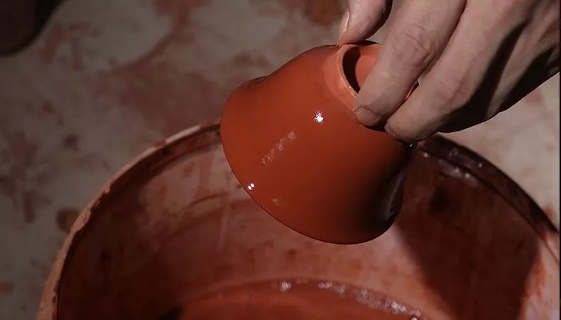 手执盏底进行内部荡釉,外部沾釉,待釉水干透,即可满窑开始烧制.