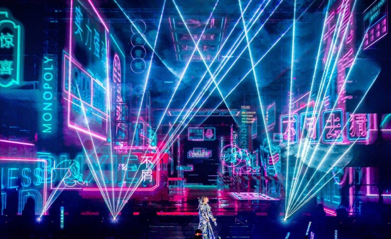 王源南京告别演唱会这个宠粉的大男孩把粉丝名字写在了大屏幕上