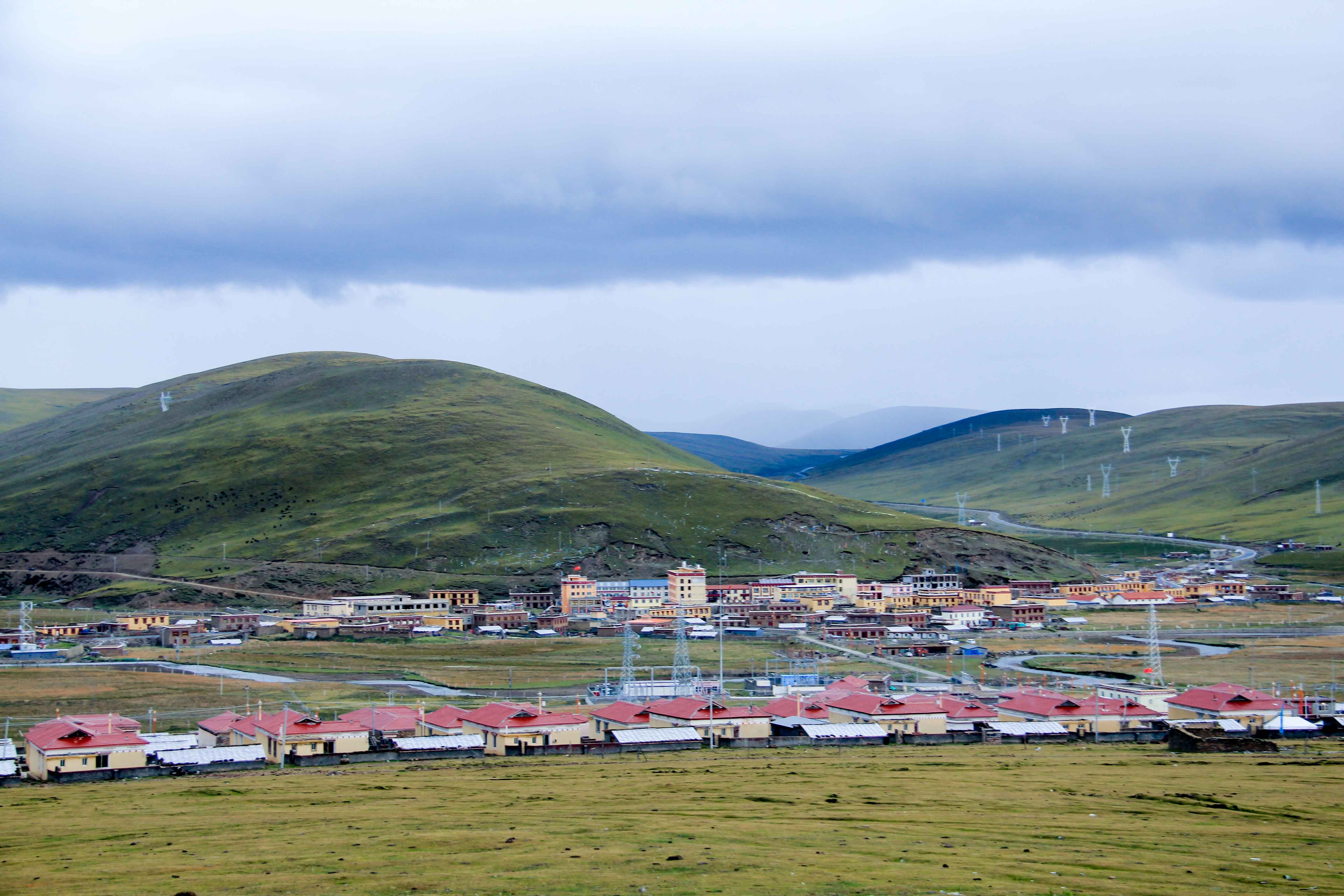 下午五点,在疲惫之极时赶到了被群山包围着的红龙乡,一条依国道而建的