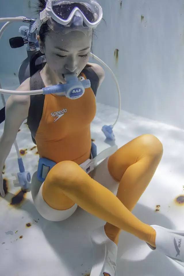 水下过膝袜美少女极致光线美感