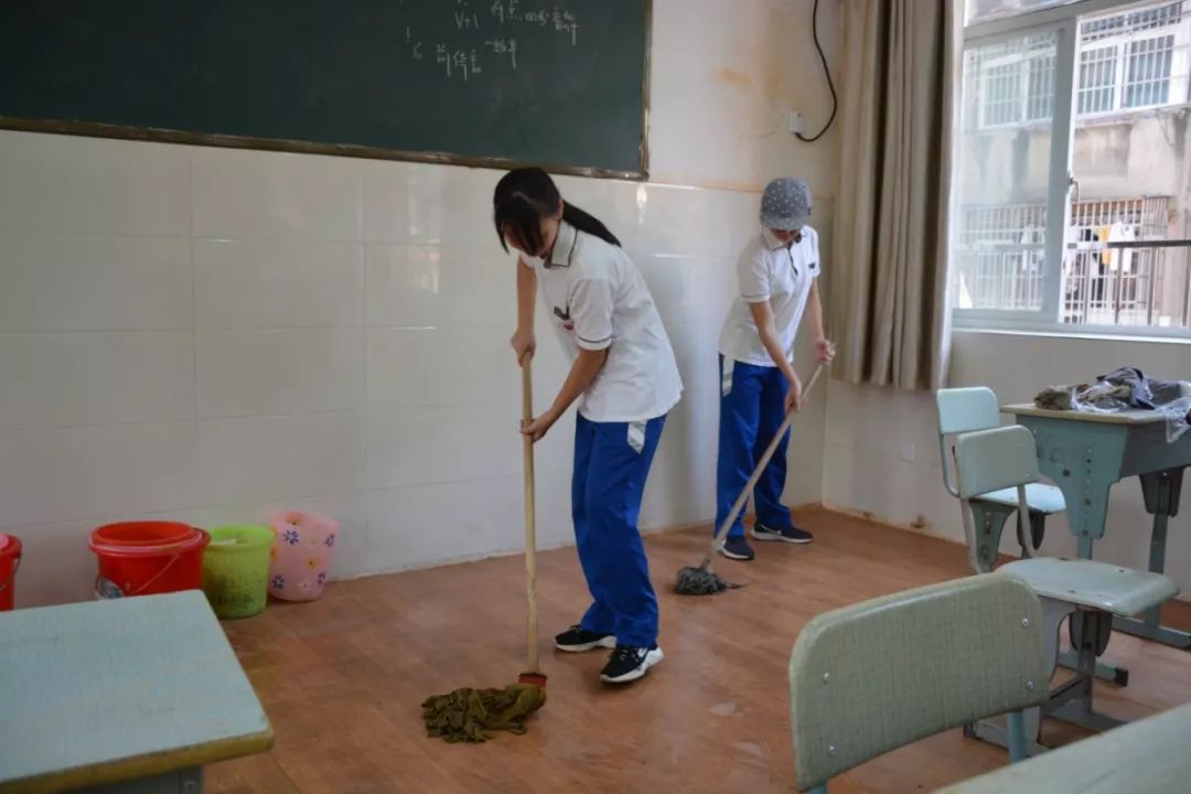 一起把教室打扫得干净整洁分发校服发新书了看看要学习哪些新知识良好