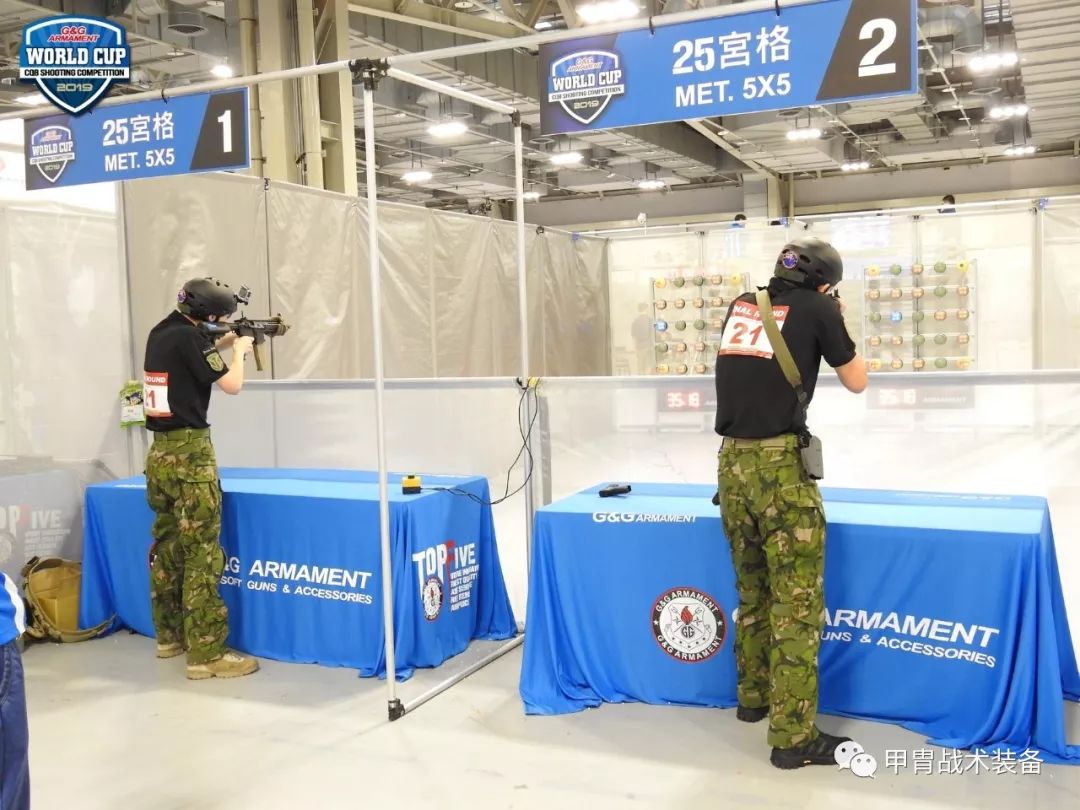 完成射击后携突击步枪冲出掩体将前方伤员(假人)拖回掩体安全区后确认