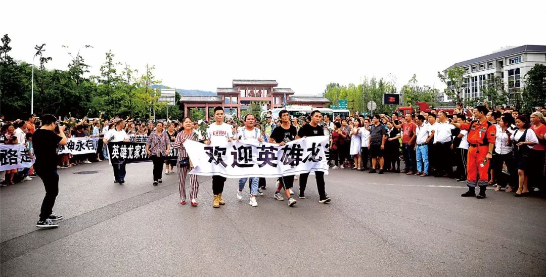 特约摄影 冯卓怡 摄呼喊着"欢迎回家,龙家利"的口号感人至深的标 ""