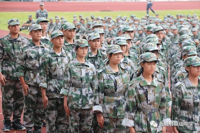 忻城县高级中学上好新生开学第一课军事训练
