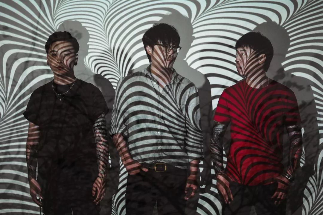 小的90后生人:任冬镭(主唱/吉他)孙堇暄(吉他/主唱),delay(贝斯/主唱)