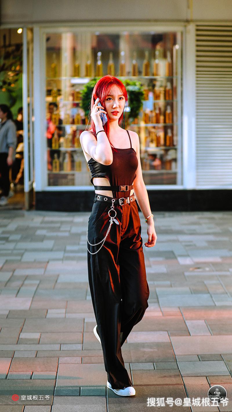 原创走在潮流时尚第一线的美女她们对时尚的敏锐嗅觉仿佛与生俱来