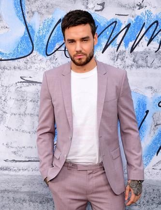 一世代连恩切了大23岁超模黑珍珠改恋富二代女模牵手上街