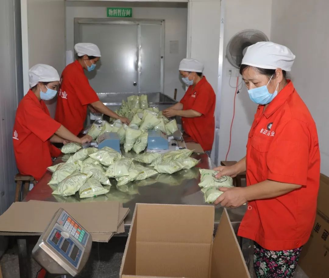 员工正在分拣药品▍四川辅正药业股份有限公司有关负责人辜军:"筛选