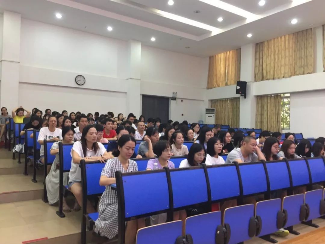 福清市崇文小学召开新学期教育工作会议