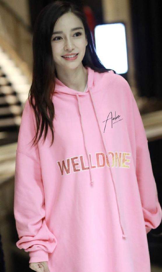 杨颖穿粉色卫衣甜似少女上面的签名却亮了粉丝很有艺术感