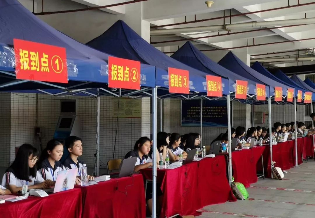 放置行李新生和家长们陆续抵校从早上7点起好学多思,求实创新五邑大学