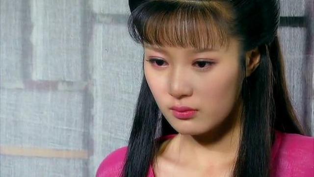 东施认为这就是西施美丽的原因,于是,也学着西施的样子哼哼唧唧的捧着