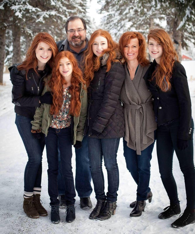 国外妈妈强大的基因一张家庭合照引爆社交媒体