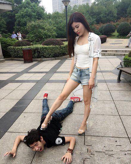 现在的男人总是被女人欺负,都没有一点自尊了