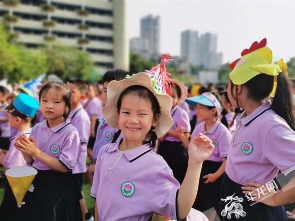 开学第一天:一年级新生自制创意帽 你被萌到了吗?