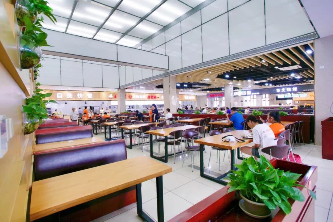 北食堂(三层)对内部设施进行了改造与升级,增加了沙发座,多人长桌等