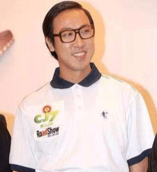 在少林足球里面,这个眼镜男就有很出彩的表现,看似斯斯文文的却是一个