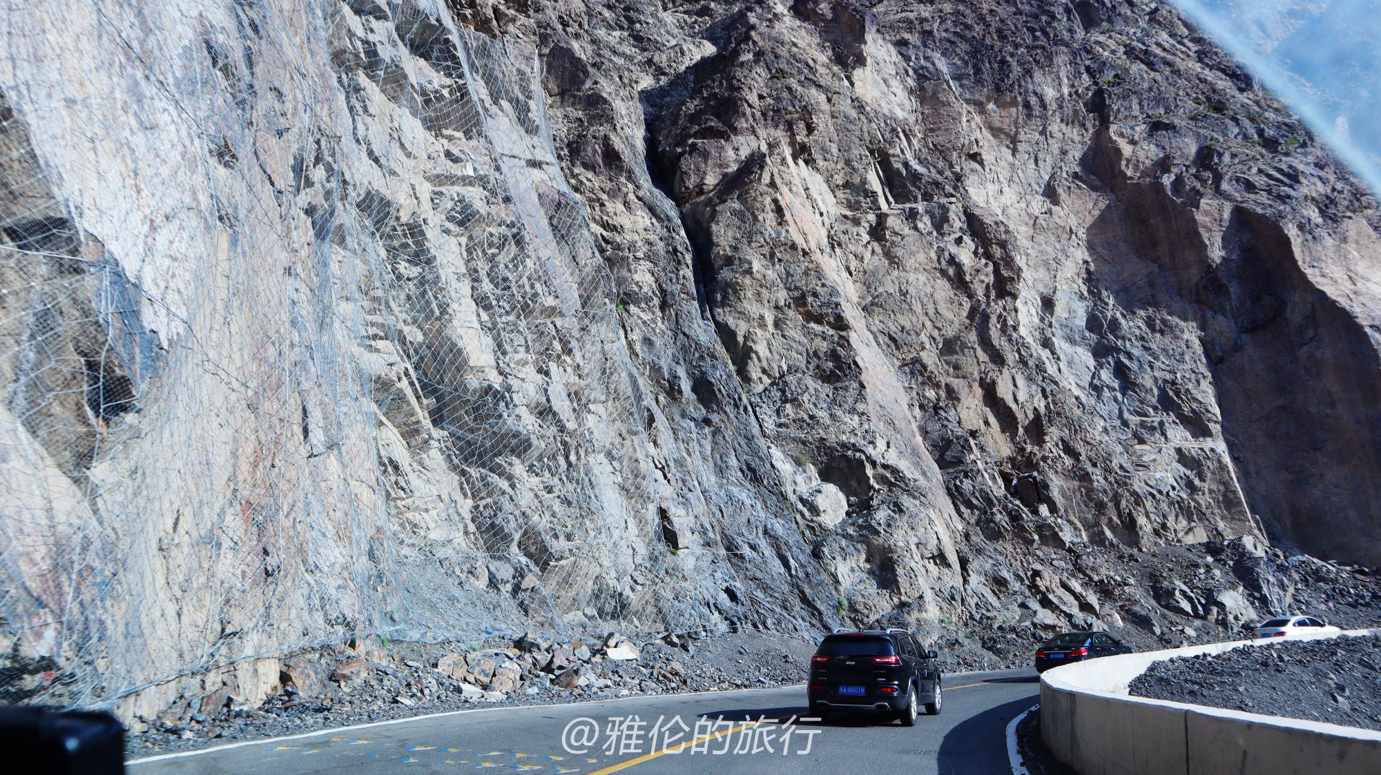 新疆独库公路1条悬崖绝壁上的英雄之路经老虎口遇危险落石