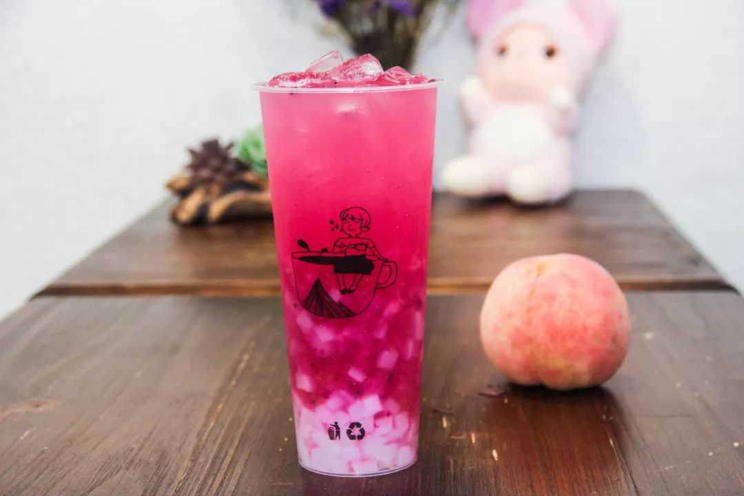 新鲜的水蜜桃切片,用料足足的明艳的色彩,清新的口味抱在手心里的清凉