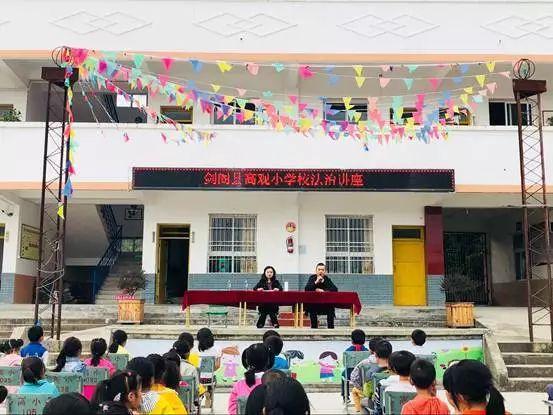 primary school9月1日,剑阁县南禅小学开展了以"五星红旗迎风飘扬 我