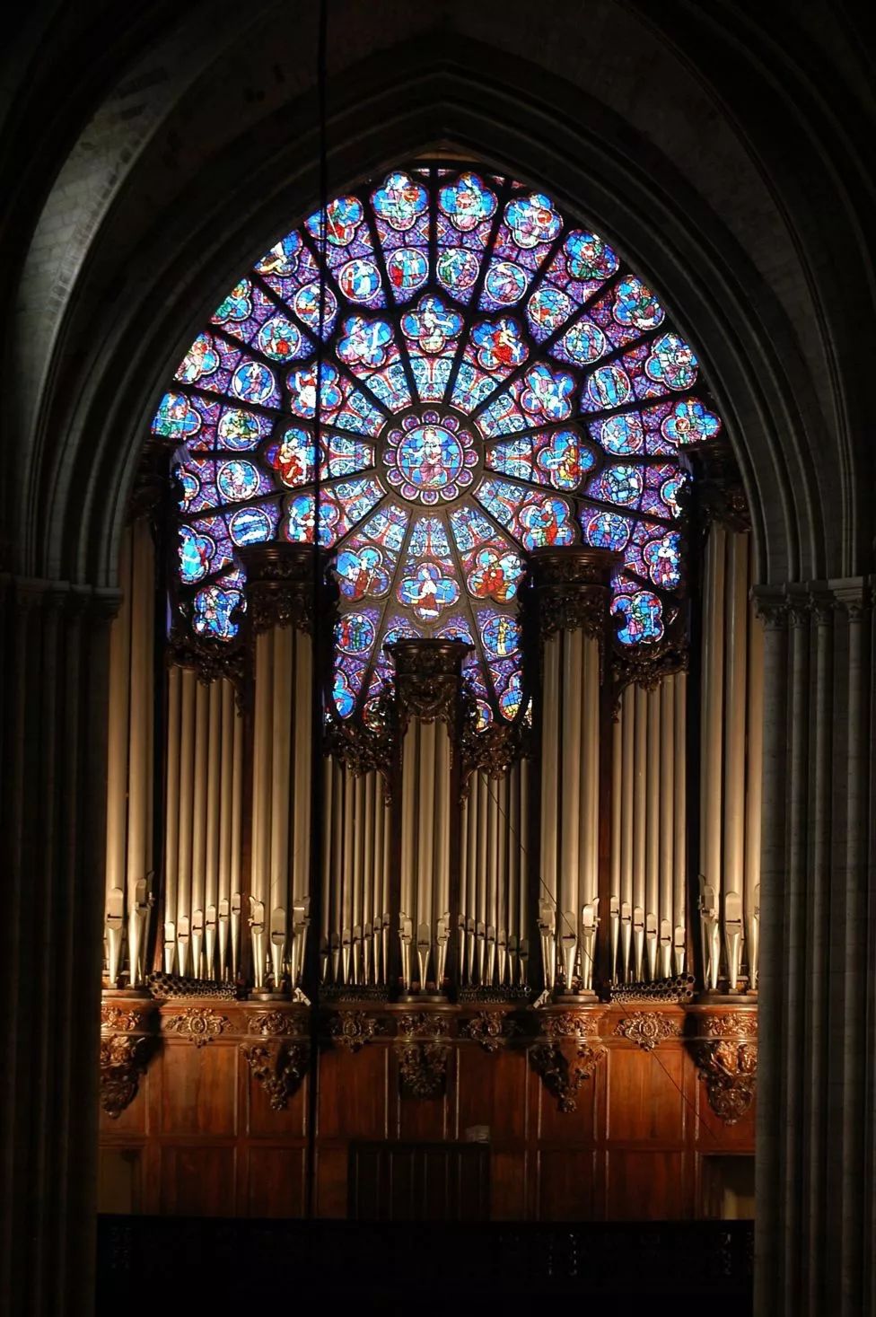 在巴黎圣母院的内部,慈祥的圣母和带有圣经故事的华彩玻璃让人心神