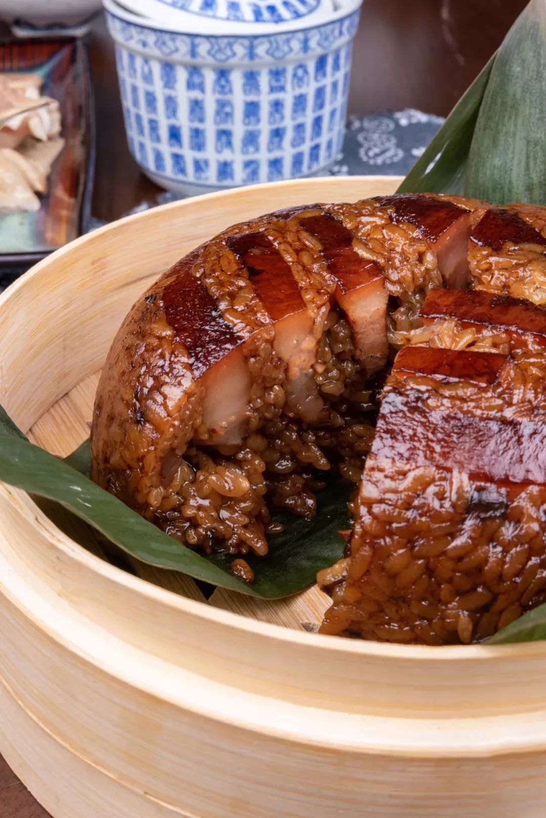 江米扣肉从上砧板到最后装盘出品,需要足足7个小时.