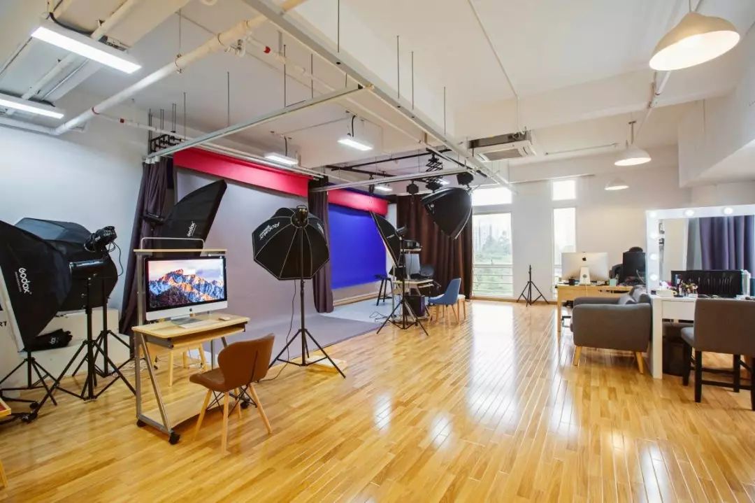 1,个人形象照一次,成人儿童均可拍摄2,全程一对一的拍摄服务:摄影师1