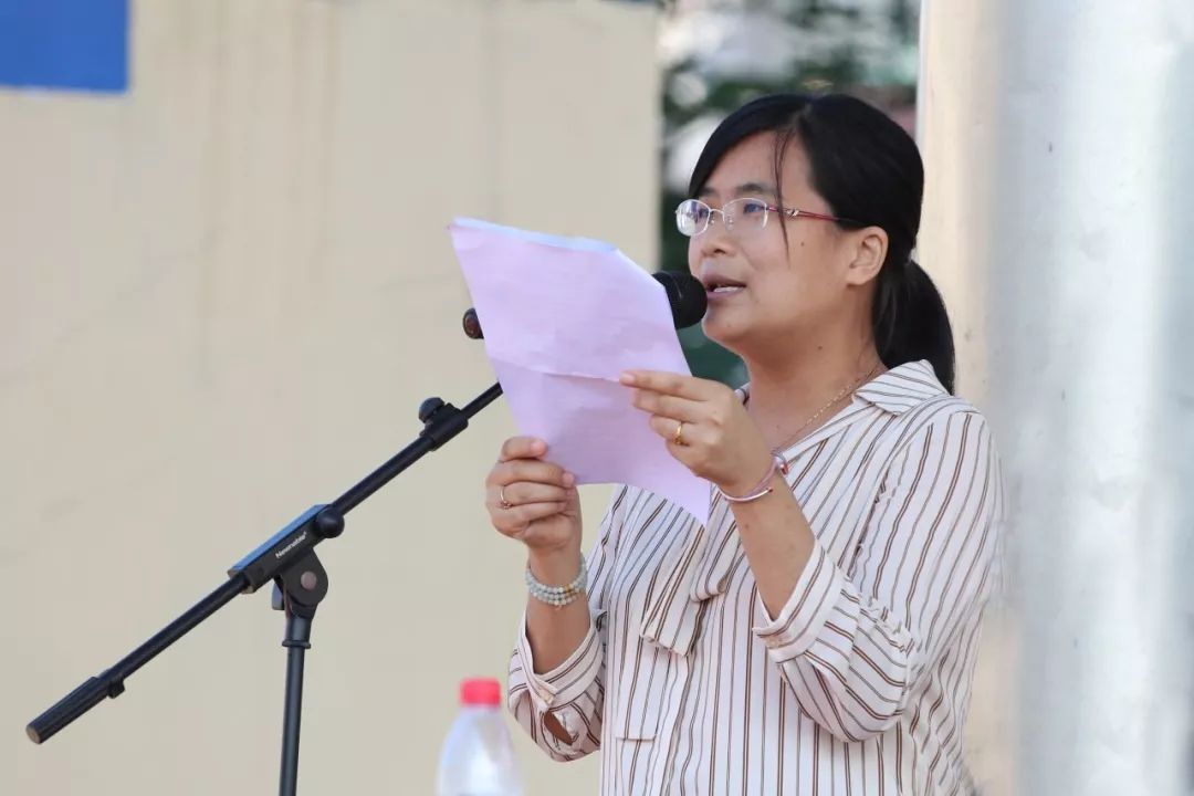 赵爽老师我校2013届毕业生马莹雪同学作为优秀校友代表参加了本次开学