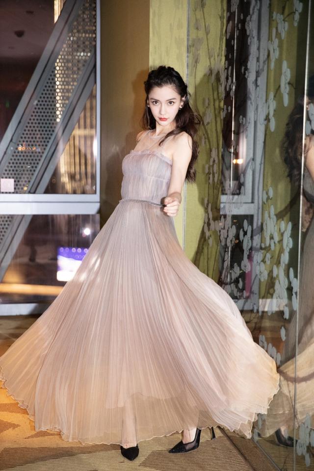 杨颖出席活动一袭香槟金v领开叉裙配长发优雅又不失少女感