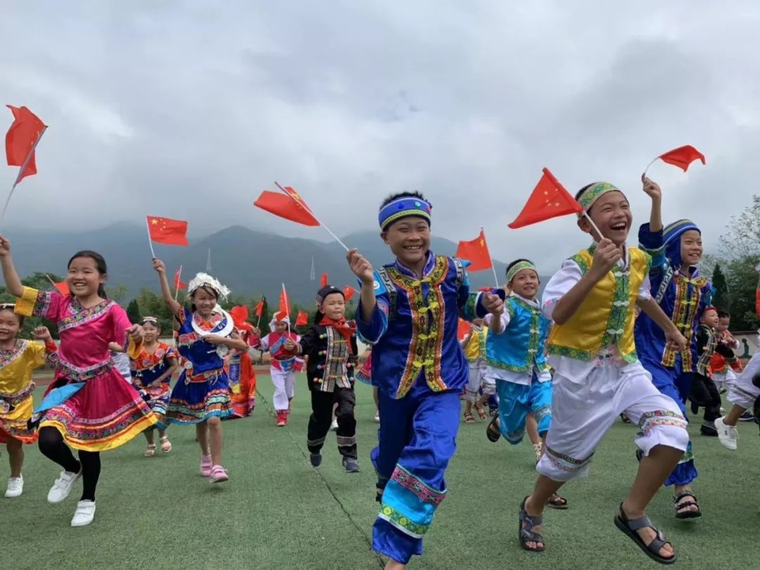 送祝福"等活动 表达对祖国母亲的热爱之情 第五小学有少数民族学生120