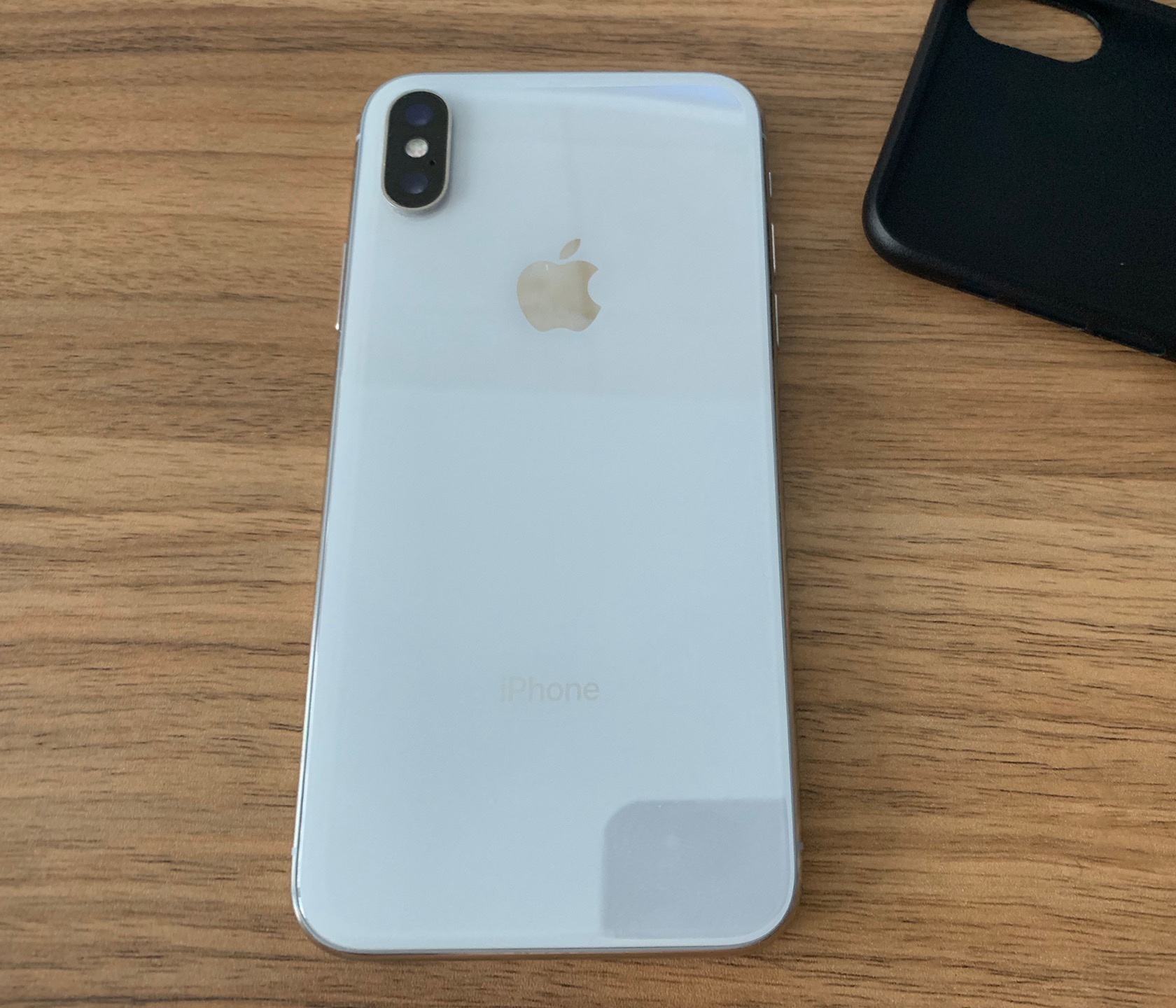 这是一台银色的iphonex,从手机背面来看是没有看到哪里有异常机子音量