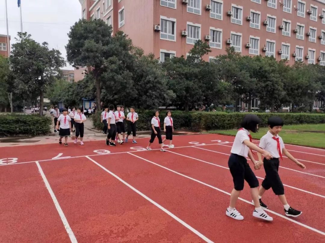 拼搏鑄輝煌 揚帆細雨時——我們的開學第一天_校園