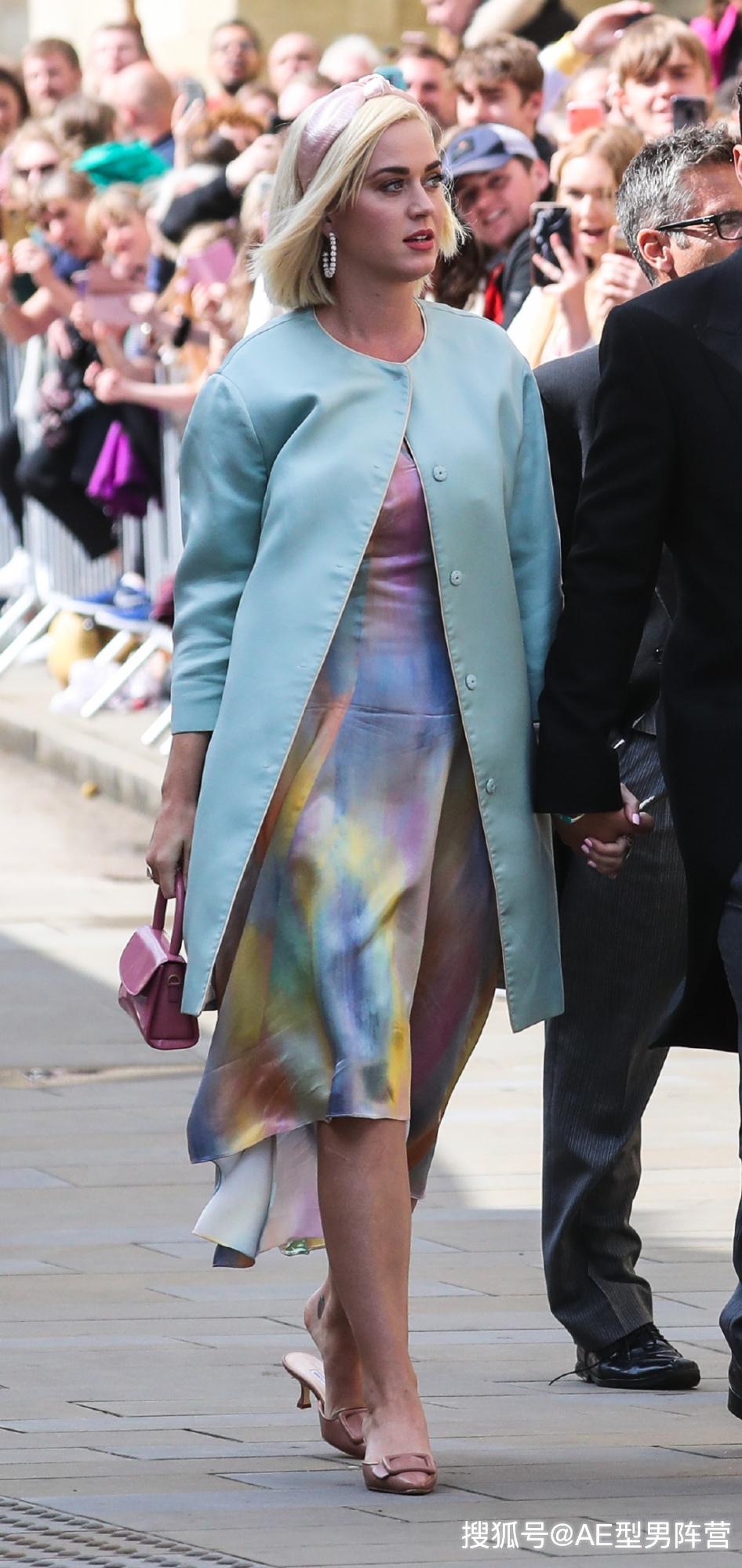 凯蒂佩里和奥兰多布鲁姆街头挽手水果姐精灵王子组合太抢眼