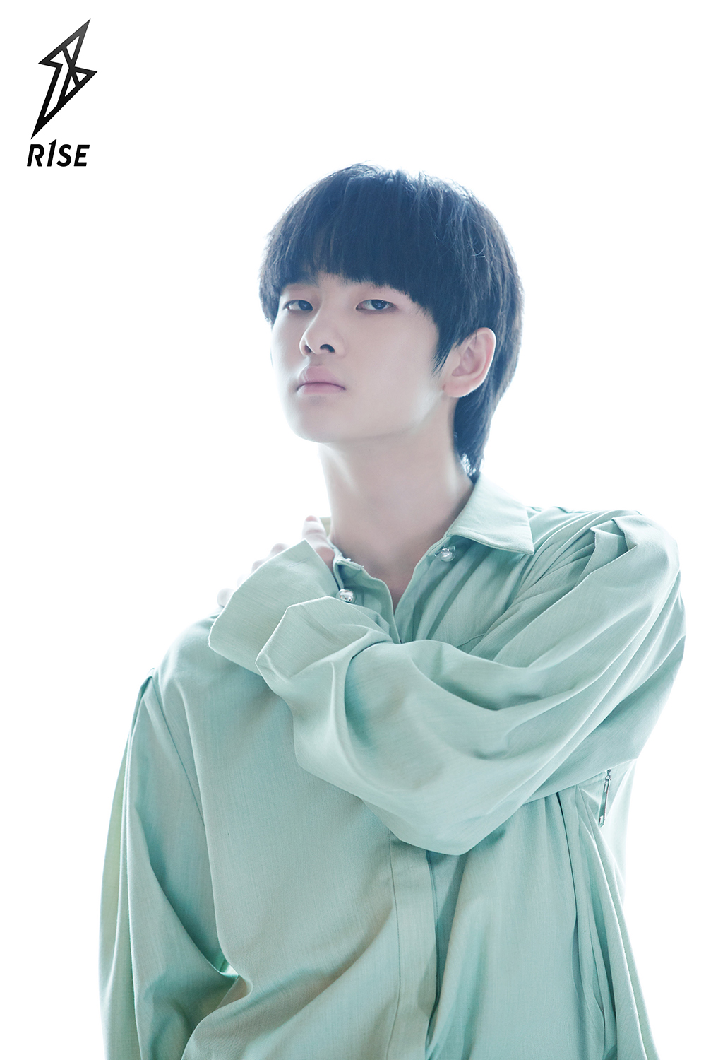 r1se队长周震南亮相品牌活动潮范十足解锁初秋穿搭指南