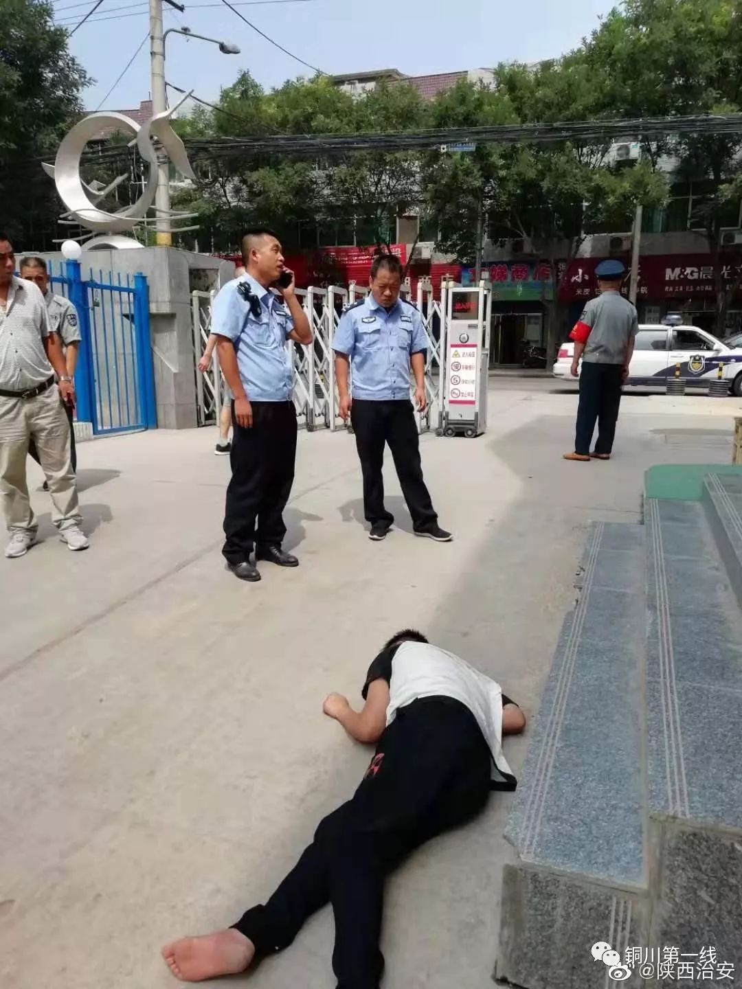 醉酒男人睡马路边图片