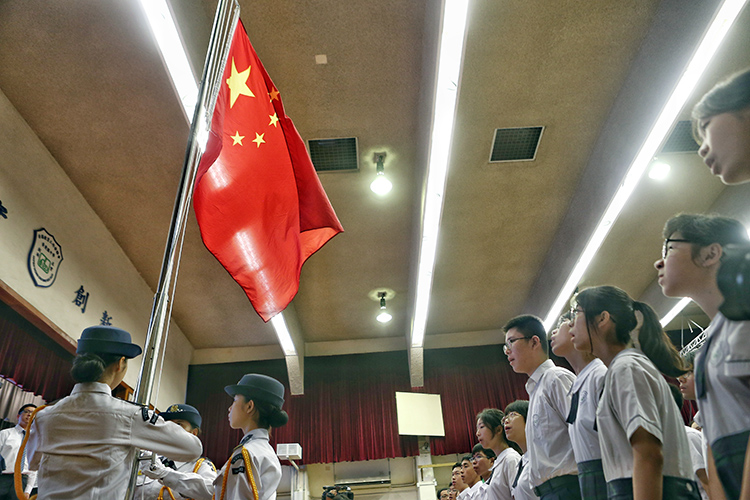 开学日,香港黄楚标中学在国歌声中升起五星红旗|组图