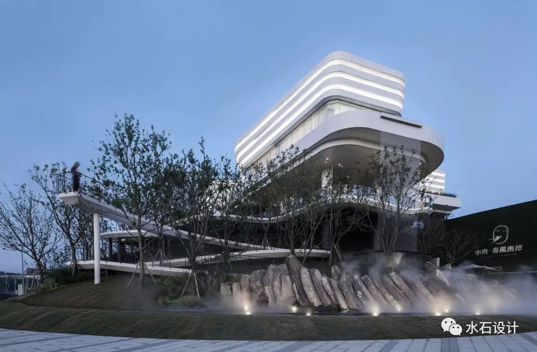 建筑师以梯田与瀑布为灵感设计了这栋山水建筑美