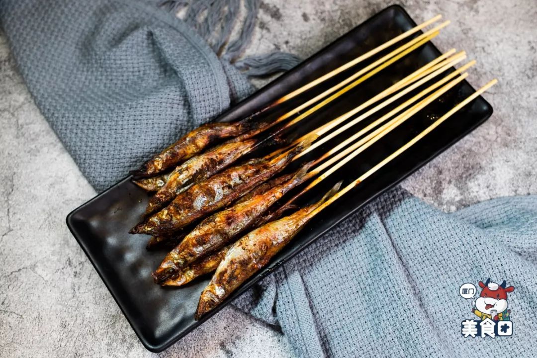 多春鱼比香气更诱人的是它的口感,软糯干香一口就被俘虏,嚼劲十足的与