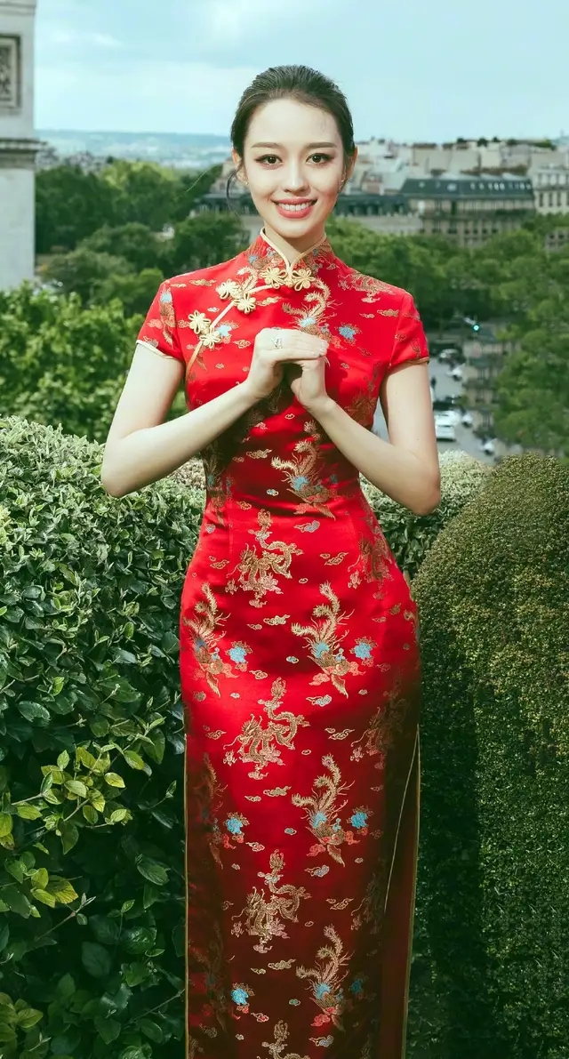 原创郎朗妻子吉娜又现蚂蚁腰一袭亮片裙漏斗身材惊艳郎朗都成绿叶