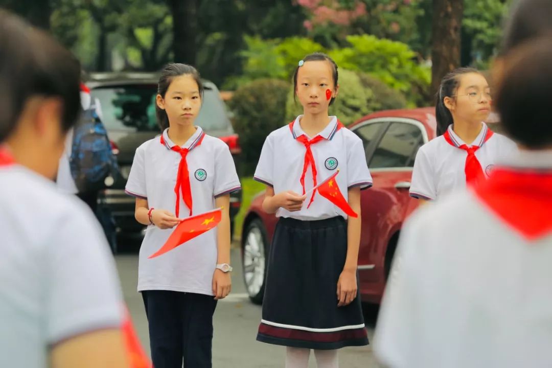 登山种菜看鱼松江中小学生开学首日有点忙看看有没有你家娃