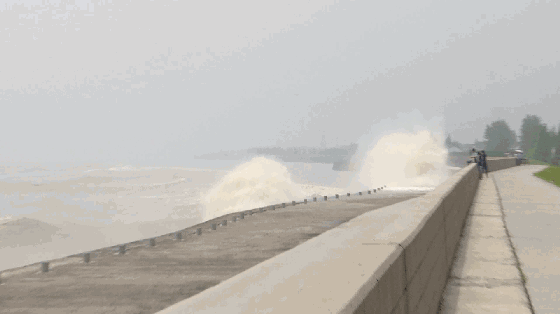 蔚为壮观排山倒海,犹如万马奔腾海潮来时,声如雷鸣八月钱江潮头可达