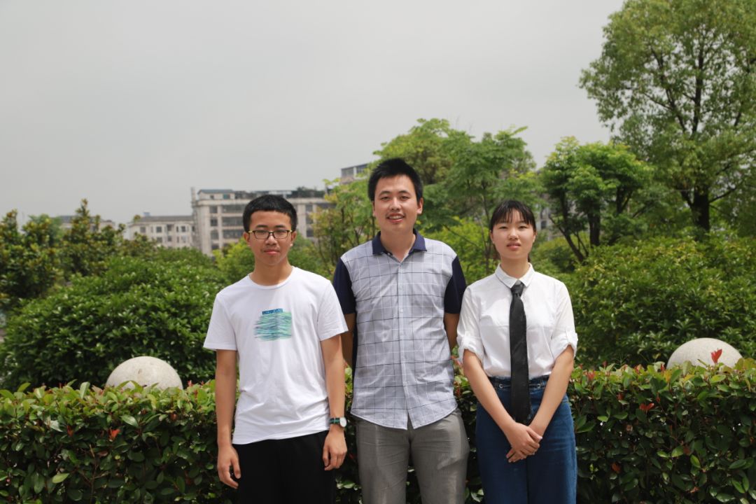 严俊,男,1987年出生,上饶县中学高中数学教师.