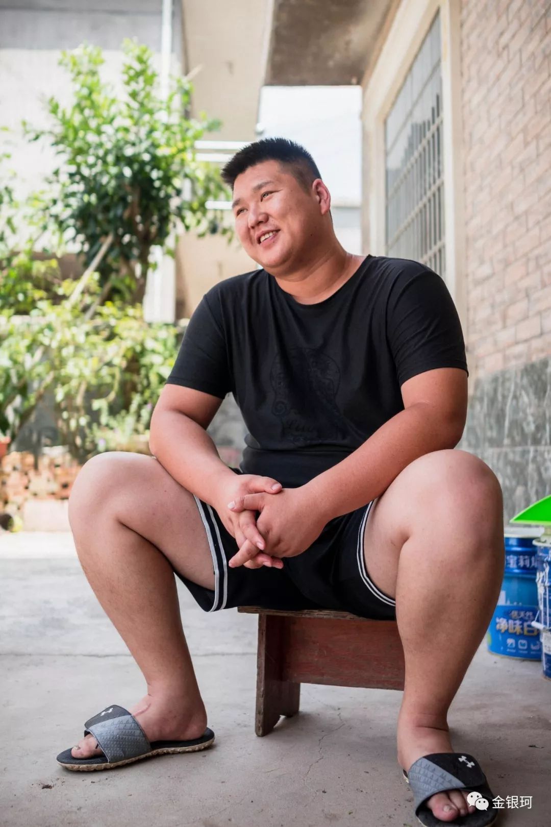 壮如山的小伙笑脸